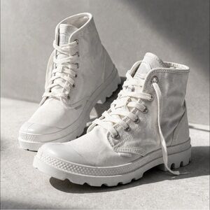 Palladium women’s size 7 Pampa Hi Top White CanvasShoes Sneakers Boots. Lug sole